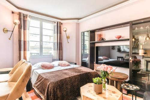 une chambre avec un lit et un grand miroir dans l'établissement Cosy & Design apartment 4 guests - Eiffel Tower, à Paris