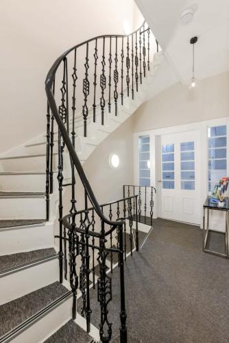 Dragon Suites - Edinburgh City Centre 2 Bed Apartment photo 10