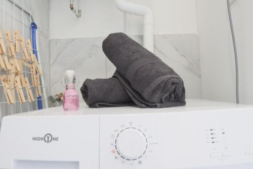 - une serviette assise sur une étagère dans une salle de bains dans l'établissement Le Vintage, Mulhouse ville, à Mulhouse