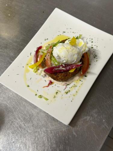 un piatto di cibo con un uovo sopra di Biriyani House a Bobigny