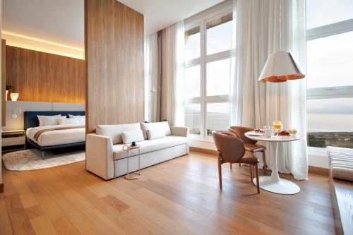 a living room with a couch and a table at Intercity Florianopolis in Florianópolis