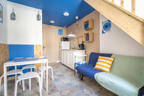 un salon avec un canapé et une table dans l'établissement Athènes olympe Bleu, à Marseille