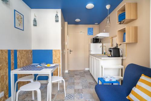 Ce petit appartement comprend une table et une cuisine. dans l'établissement Athènes olympe Bleu, à Marseille