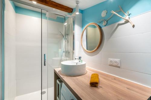 une salle de bain avec un lavabo et une douche dans l'établissement Le sunset californian loft, à Marseille