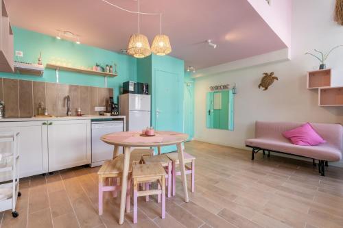 une cuisine et une salle à manger avec une table et des chaises dans l'établissement Le sunset californian loft, à Marseille