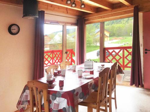 - une table à manger avec des chaises et une nappe dans l'établissement Chalet nordique 31, à La Féclaz