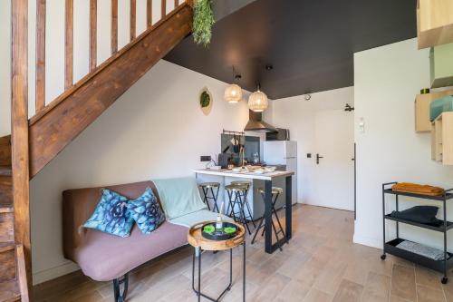 un salon avec un escalier et une table dans l'établissement Le Ubud Goa cosy, à Marseille