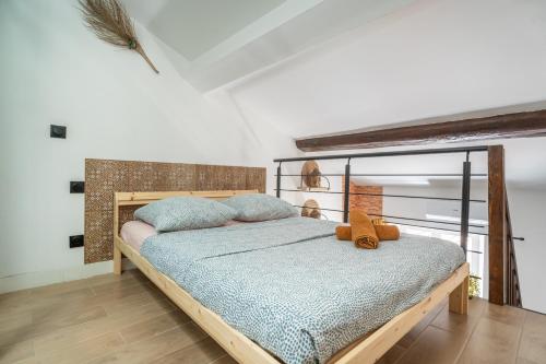 une chambre avec un lit avec un ours en peluche dessus dans l'établissement Le Ubud Goa cosy, à Marseille