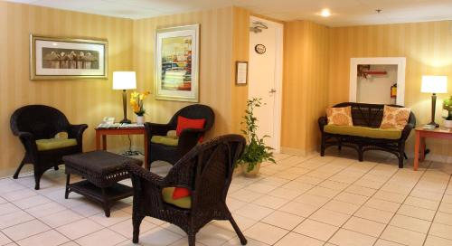 a living room filled with furniture and a table at Chart House Suites on Clearwater Bay in Clearwater Beach