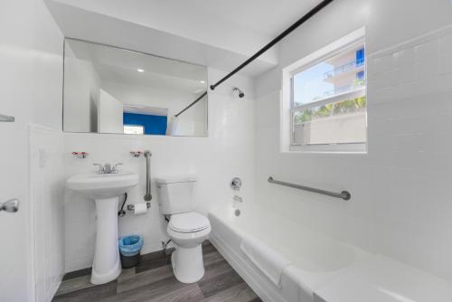 Ένα μπάνιο στο Radiant Unit with parking and pool - M26