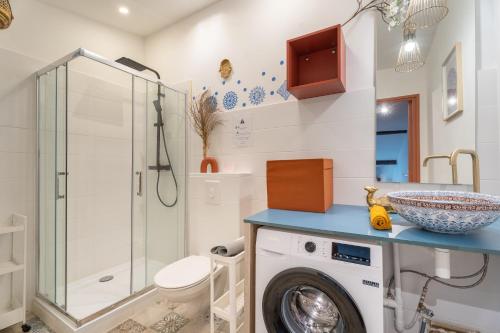 La salle de bains est pourvue d'un lave-linge et d'une douche. dans l'établissement La Médina parfum d orient, à Marseille