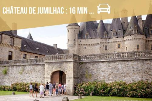 un château avec des personnes debout à l'extérieur dans l'établissement Aux Cotés des Chenes Piscine et Nature, à Saint-Paul-la-Roche