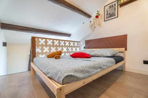 - une chambre dotée d'un lit en bois avec un ours en peluche dans l'établissement Class affaire, à Marseille