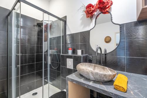 La salle de bains est pourvue d'un grand lavabo et d'une douche. dans l'établissement Class affaire, à Marseille