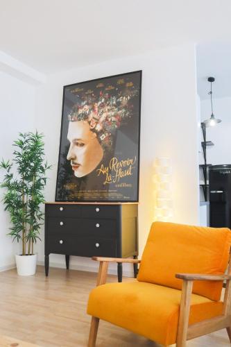 - un salon avec une affiche de cinéma sur le mur dans l'établissement Le 7ème Art, Hyper centre, à Mulhouse