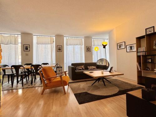 un salon avec un canapé et une table dans l'établissement Le 7ème Art, Hyper centre, à Mulhouse