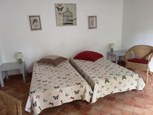 un lit avec une couette dessus dans une chambre dans l'établissement Mas de La Réboussière, à Tharaux