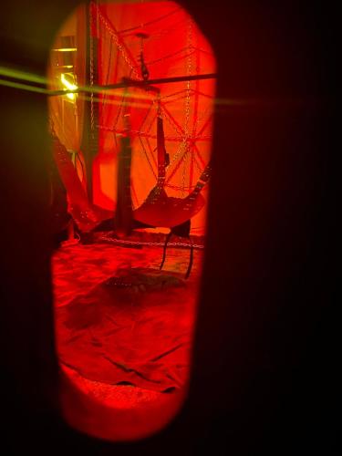 un gros plan d'un verre avec une lumière rouge dans l'établissement la love interdite chez love room Toulon, à Toulon