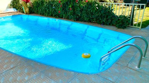 Kolam renang di atau dekat dengan Aki Hotel