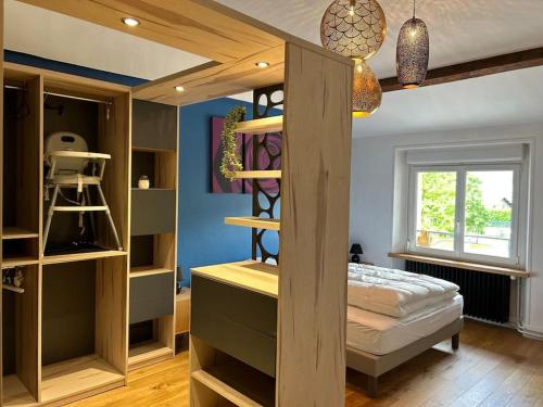 une chambre avec un lit superposé dans une pièce dans l'établissement La maison Swan, à Gérardmer