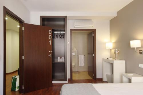 una camera d'albergo con letto e bagno di Dormavalencia Hostel Regne a Valencia