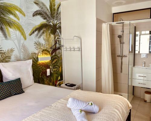 une chambre avec un lit avec des serviettes dessus dans l'établissement 