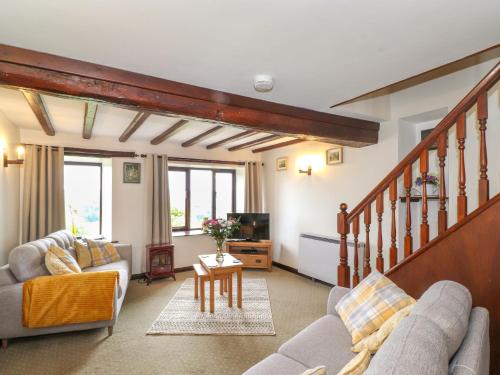 ein Wohnzimmer mit zwei Sofas und einem Tisch in der Unterkunft Addylea Cottage in Windermere