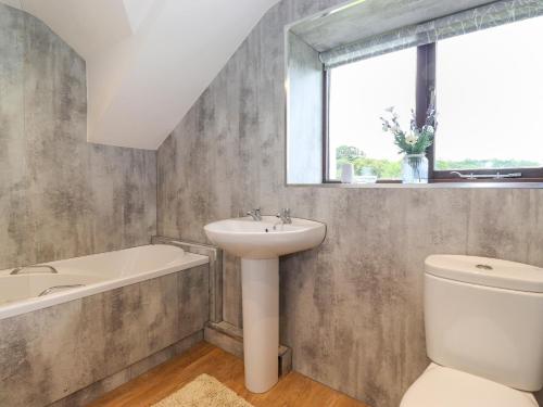 ein Badezimmer mit Waschbecken, Toilette und Badewanne in der Unterkunft Addylea Cottage in Windermere