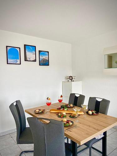 - une table à manger avec des chaises et une table en bois dans l'établissement L'ESCALE, proche Suisse, parking, à Hésingue