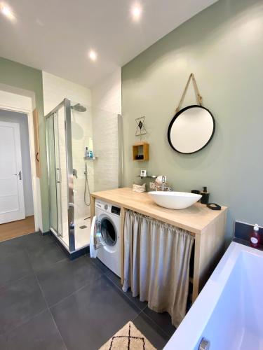 une salle de bain avec une machine à laver et un lavabo dans l'établissement cutty shark, à Boulogne-sur-Mer