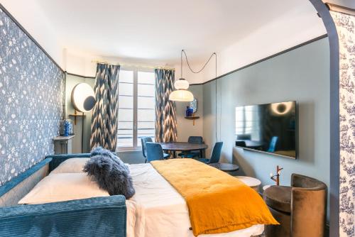 une chambre avec un lit et une salle à manger dans l'établissement Very Design apartment for 4 - Eiffel Tower, à Paris