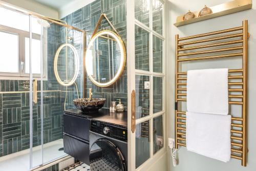 une salle de bain avec une vanité noire et des miroirs dans l'établissement Very Design apartment for 4 - Eiffel Tower, à Paris