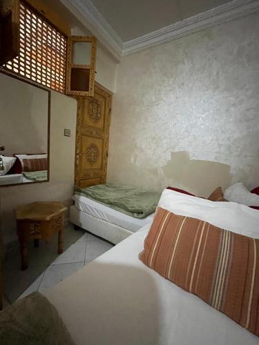 Postel nebo postele na pokoji v ubytování DarYOUSSEF 68