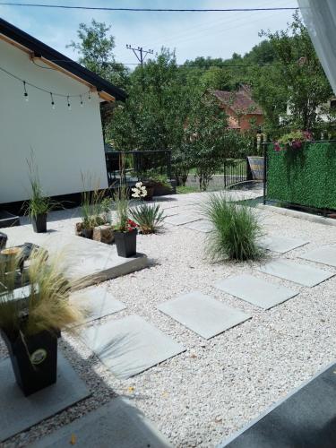 Taman di luar MERLIN House