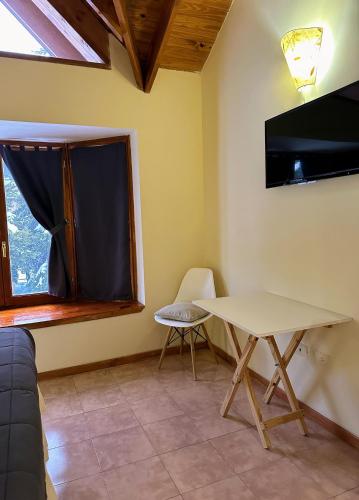 TV a/nebo společenská místnost v ubytování Posada del Ciprés