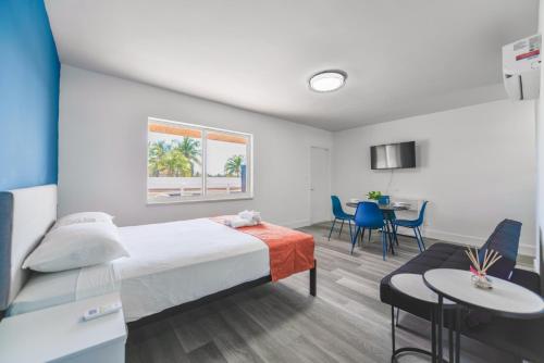 Ένα ή περισσότερα κρεβάτια σε δωμάτιο στο Spacious unit with pool and parking - M33