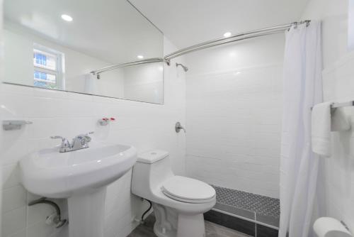 Ένα μπάνιο στο Serene Studio by the Beach with pool - M34