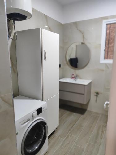 kuchnia z lodówką i pralką w obiekcie Large Apartment we Wlorze