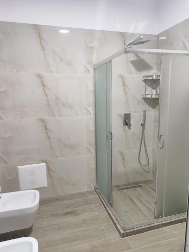 ein Badezimmer mit Dusche und Toilette in der Unterkunft Large Apartment in Vlorë