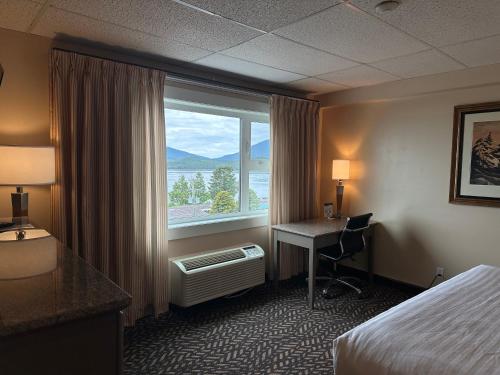 Postel nebo postele na pokoji v ubytování Prestige Oceanview Hotel Prince Rupert