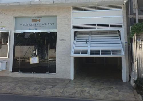 a store front of a building with a window at Apartamento Premium in Parintins