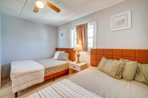 1 Schlafzimmer mit 2 Betten, einer Lampe und einem Fenster in der Unterkunft Sun-Soaked Wildwood Getaway, 6 Mi to Cape May! in Wildwood Crest