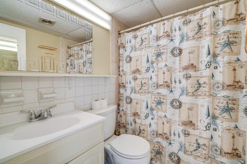 ein Badezimmer mit Toilette, Waschbecken und Duschvorhang in der Unterkunft Sun-Soaked Wildwood Getaway, 6 Mi to Cape May! in Wildwood Crest