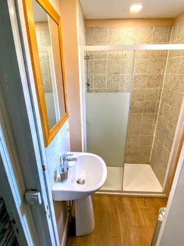 une salle de bain avec un lavabo et une douche dans l'établissement Charming house in quiet village, à Saint-Cirq-Madelon