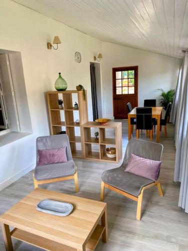 un salon avec deux chaises et une table dans l'établissement Charming house in quiet village, à Saint-Cirq-Madelon