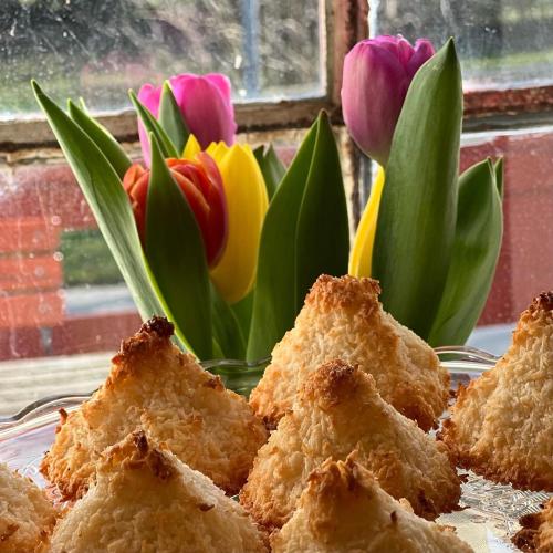 a plate of food with flowers in a window at Noorbohandelens Bed & Breakfast in Stege