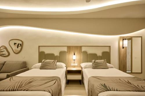 Ein Bett oder Betten in einem Zimmer der Unterkunft Riu Palace Aquarelle - All Inclusive
