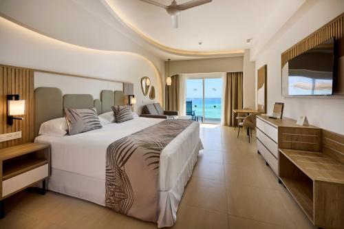 Ein Bett oder Betten in einem Zimmer der Unterkunft Riu Palace Aquarelle - All Inclusive
