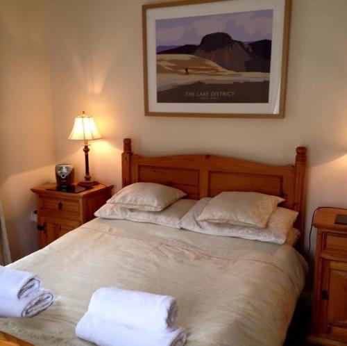 Postel nebo postele na pokoji v ubytování Riverside Cottage Borrowdale - Nr Grange - just 4 miles from Keswick