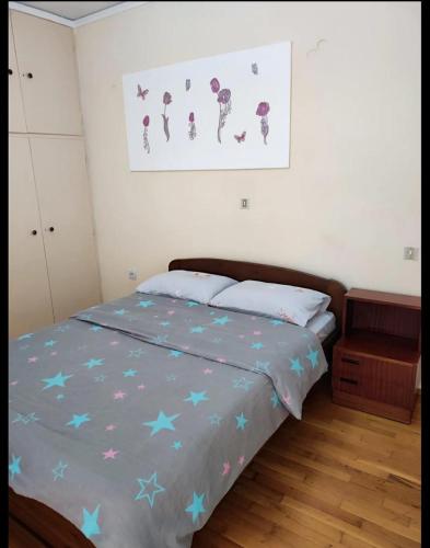 Un dormitorio con una cama con estrellas. en Relax 5, en Atenas